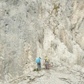 Gerhard und Gordon beim Entfernen von Fingerhaut